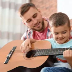 4 Yaş Gitar Kursları: Müziğe Erken Başlamanın İlk Adımı