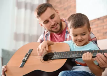 4 Yaş Gitar Kursları: Müziğe Erken Başlamanın İlk Adımı