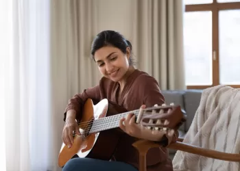 Gitar Çalmak Kolay mı? Sıfırdan Gitar Öğrenmek İçin Ne Kadar Zaman Gerekir?