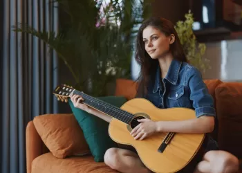 Akustik Gitar Nedir? Akustik Gitar ve Klasik Gitar Arasındaki Farklar Nelerdir?