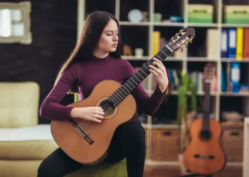 Gitar Çalmaya Başlarken Hangi Gitarla Başlanır? Yeni Başlayanlar İçin Gitar Seçimi