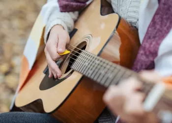 Gitar Pena ile Çalınır mı? Pena ile Gitar Çalmak ve Yöntemleri Neler?