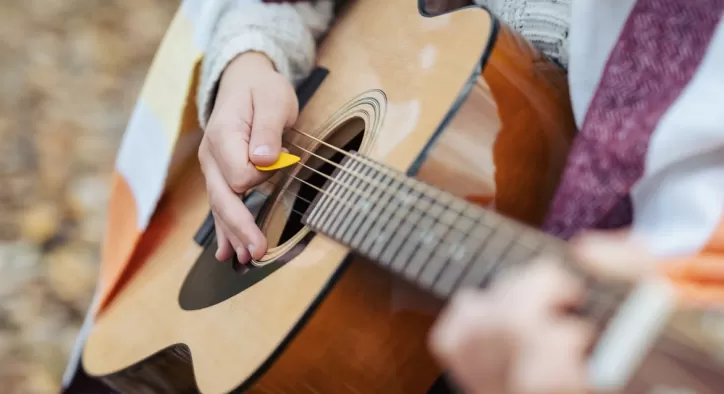 Gitar Pena ile Çalınır mı? Pena ile Gitar Çalmak ve Yöntemleri Neler?