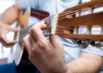 Bağlama mı Gitar mı Daha Zor? Hangisi Daha Hızlı Öğrenilir?