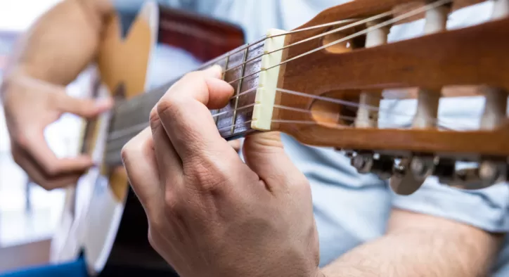 Bağlama mı Gitar mı Daha Zor? Hangisi Daha Hızlı Öğrenilir?