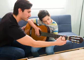 Gitar Hangi Parmakla Çalınır? Parmak mı Pena mı?