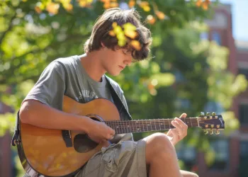 20 Yaşından Sonra Gitara Başla! Yetişkinler İçin Özel Programa Şimdi Kaydol!