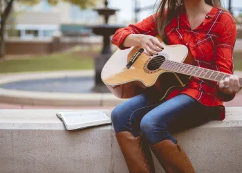 Gitar Çalmak Zor Mu? Gerçekçi Bir Bakış ve Öğrenmeyi Kolaylaştıran 5 İpucu