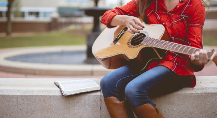 Gitar Çalmak Zor Mu? Gerçekçi Bir Bakış ve Öğrenmeyi Kolaylaştıran 5 İpucu