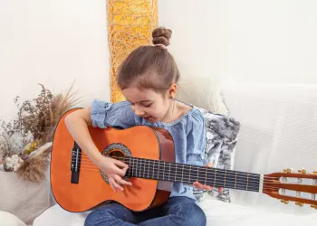 Gitar Kaç Yaşında Öğrenilir? Çocuklar, Gençler ve Yetişkinler İçin İdeal Başlama Yaşı