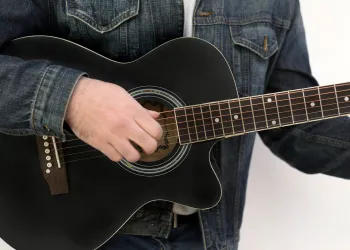 Gitar Nasıl Tutulmalı? Ağrıdan Uzak, Konforlu Bir Başlangıç İçin Adım Adım Resimli Rehber