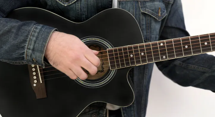 Gitar Nasıl Tutulmalı? Ağrıdan Uzak, Konforlu Bir Başlangıç İçin Adım Adım Resimli Rehber