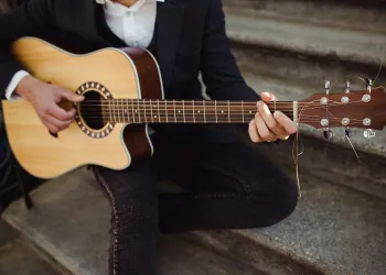Hangi Gitar Daha Kolay? Klasik, Akustik ve Elektro Gitarın Artıları/Eksileri