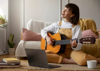 Kendi Başına Gitar Öğrenilir mi? (2025 İçin Artıları, Eksileri ve Yol Haritası)