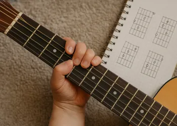 Kısa Parmaklarla Gitar Çalınır mı? Efsaneleri Yıkan Kapsamlı Rehber